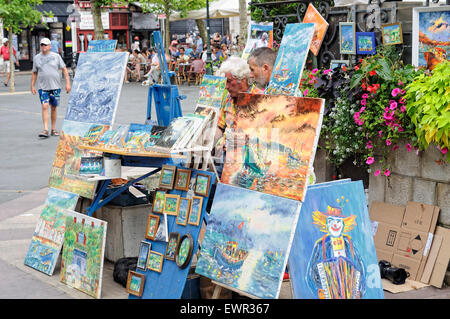 Peintre dans la rue Louis XIV square. Saint-Jean-de-Luz. Pyrénées-Atlantiques, France. Banque D'Images