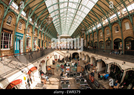 Marché couvert de Covent Garden au coeur de Londres Banque D'Images