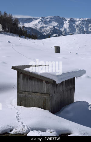 Cabane en bois avec la neige et de glaçons sur le toit en montagne, paysage, Autriche Rofan Banque D'Images