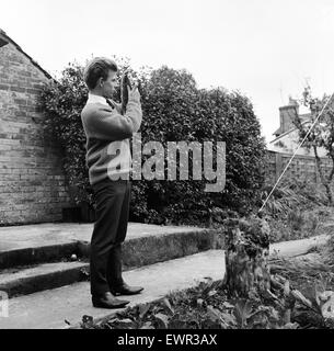 23 ans Gordon Faulkner dans son jardin, tenant l'appareil photo avec lequel il photographie 'la chose' OVNI volant au-dessus de Warminster. 9e septembre 1965.
