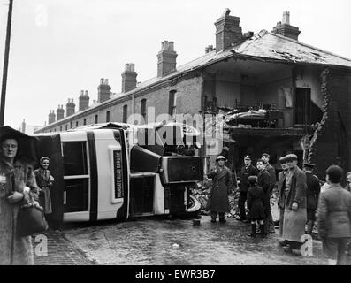 Birmingham Blitz durant la Seconde Guerre mondiale. Un bus plus tourné dans Sparbrook à la suite d'un raid aérien. 20 novembre 1940. Banque D'Images