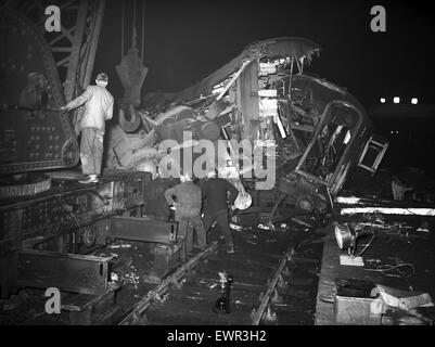 L'accident ferroviaire à Sutton Coldfield, qui a eu lieu le 23 janvier 1955 à Sutton Coldfield. Un train de voyageurs express voyageant de New York à Bristol, a déraillé en raison d'une vitesse excessive sur un virage. Sur la photo, les hommes l'inspection de l'épave. 23 Janvier 1 Banque D'Images