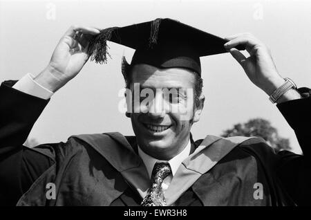 Michael Luvaglio recevant un baccalauréat de l'Université ouverte. En 1967 Michael Luvaglio et Dennis Stafford ont été reconnus coupables du meurtre d'Angus Sibbet, qui a été trouvé mort sur le siège arrière de sa Jaguar dans Pesspool Bridge, South Hetton, Durha Comté Banque D'Images