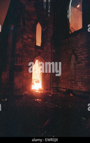 Incendie à la Holy Trinity Church, une église anglicane, situé dans la région de Trinity Green parc public, Stockton on Tees, Angleterre, 1er octobre 1991. Banque D'Images