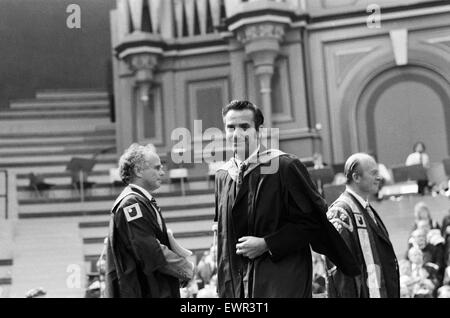 Michael Luvaglio recevant un baccalauréat de l'Université ouverte. En 1967 Michael Luvaglio et Dennis Stafford ont été reconnus coupables du meurtre d'Angus Sibbet, qui a été trouvé mort sur le siège arrière de sa Jaguar dans Pesspool Bridge, South Hetton, Durha Comté Banque D'Images