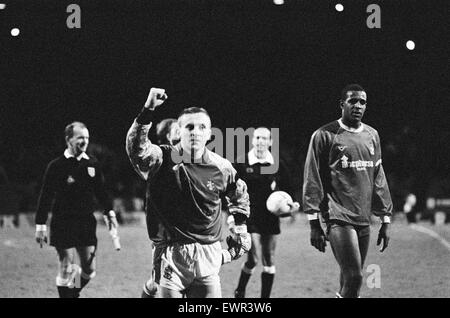 Huddersfield 2-1 Bury, Division 3 match de championnat à la Leeds Road, samedi 22 décembre 1990. Kieran O'Regan dans but contre Bury après le remplacement de Lee Martin qui a été envoyé. Banque D'Images