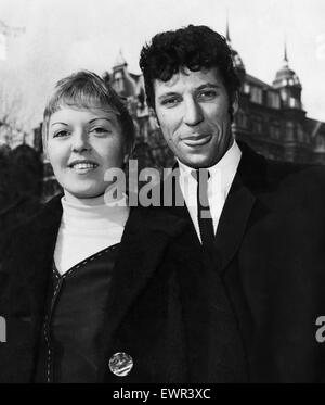 Chanteur Tom Jones en photo avec sa femme Linda (Melinda) qui est allé pour une promenade autour de Hanover Square, Londres, en regardant les boutiques. Jones avait simplement sur le haut du dossier de graphiques cette semaine avec 'c'est pas inhabituel". Jones est de 24 ans. 10 Mars 1965 Banque D'Images