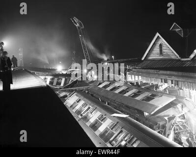 L'accident ferroviaire à Sutton Coldfield, qui a eu lieu le 23 janvier 1955 à Sutton Coldfield. Un train de voyageurs express voyageant de New York à Bristol, a déraillé en raison d'une vitesse excessive sur un virage. Sur la photo, certains des entraîneurs télescopé, certaines parties Banque D'Images