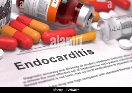 L'endocardite - Diagnostic imprimés avec texte estompé. Sur fond de composition de médicaments - Rouge comprimés, d'injections et d'une seringue Banque D'Images