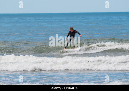 Pays de Galles Aberystwyth UK. Le mardi 30 juin 2015 Surfers appréciant les vagues et le temps ensoleillé chaud à Aberystwyth , l'ouest du pays de Galles au Royaume-Uni. La température aujourd'hui devrait atteindre plus de 30 degrés C dans certaines parties du sud-est de la Grande-Bretagne , et d'être encore plus chaud demain. Photo : Keith Morris / Alamy Live News Banque D'Images