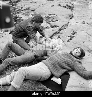 L'actrice française Brigitte Bardot sur l'emplacement en Ecosse pendant le tournage de son dernier film "deux semaines en septembre' avec leading man Laurent Terzieff. Ici ils sont représentés sur les rochers à Seacliffe lors d'une scène du film. Septembre 1966. Banque D'Images