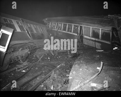 L'accident ferroviaire à Sutton Coldfield, qui a eu lieu le 23 janvier 1955 à Sutton Coldfield. Un train de voyageurs express voyageant de New York à Bristol, a déraillé en raison d'une vitesse excessive sur un virage. 23 janvier 1955. Banque D'Images