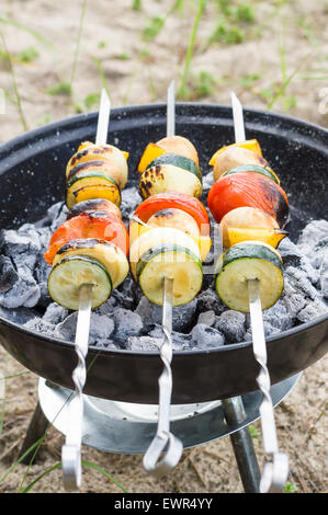 Vegan shish kebab sur brochette. Légumes frais préparés sur un barbecue charbon de bois, à l'extérieur. Banque D'Images