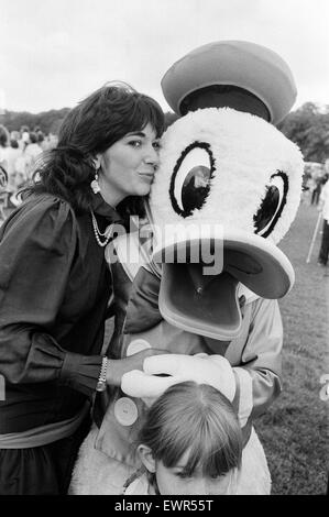 Le miroir a organisé une journée Disney pour les enfants à Lord et Lady Bath's Longleat House, dans le Wiltshire. Un jour où Ghislaine Maxwell a remis un chèque de 2000 € pour l'aide à l'enfance. 13 septembre 1985.