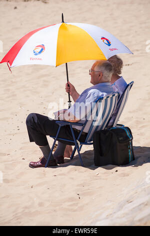 Bournemouth, Dorset, UK. 30 Juin, 2015. Météo France : eau chaude journée ensoleillée à la plage de Bournemouth - sunseekers affluent à la station à la hausse des températures et prévisions canicule Crédit : Carolyn Jenkins/Alamy Live News Banque D'Images