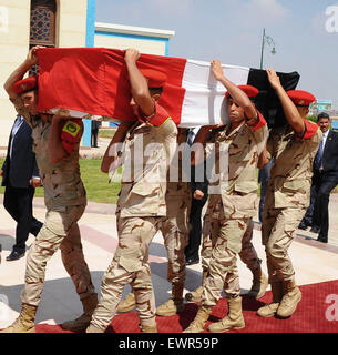 Le Caire, Égypte. 30 Juin, 2015. Les porteurs de l'armée égyptienne portent le cercueil drapé du drapeau de Hisham Barakat, le haut représentant de l'appareil judiciaire chargé de superviser la poursuite de milliers d'islamistes, dont l'ancien Président Mohammed Morsi, à ses funérailles au Caire, Egypte, mardi, 30 juin 2015. Le président égyptien a promis d'accélérer les procédures contre les extrémistes en modifiant les lois et de libérer l'appareil judiciaire, un jour après que le pays s haut procureur a été tué dans un attentat à la voiture : Crédit présidence égyptienne Images/APA/ZUMA/Alamy Fil Live News Banque D'Images