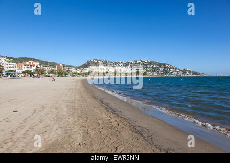 Plage de la côte méditerranéenne de la ville des roses, Catalogne, Espagne Banque D'Images