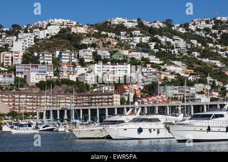 Yachts et bateaux dans le port de plaisance de Roses, Costa Brava, Catalogne, Espagne Banque D'Images