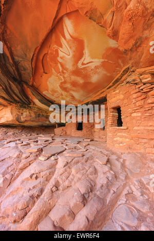 Toit baissé la ruine, ruines indiennes dans la région de North Fork de Mule Canyon, Cedar Mesa, Utah, USA. Banque D'Images