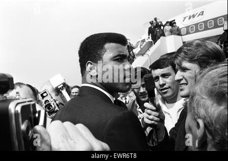 Cassius Clay Muhammad Ali) arrive en Angleterre avant son match revanche avec Henry Cooper. Mai 1966 vers Banque D'Images