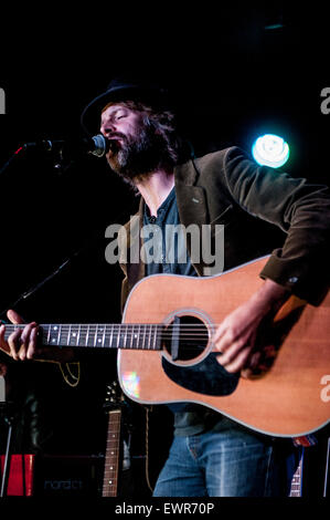 Jon Allen, chanteur auteur-compositeur lance son troisième album Deep River au lieu de demi-lune à Putney, Londres Banque D'Images