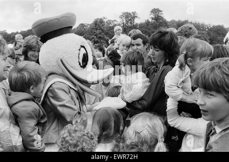 Le miroir a organisé une journée Disney pour les enfants à Lord et Lady Bath's Longleat House, dans le Wiltshire. Un jour où Ghislaine Maxwell a remis un chèque de 2000 € pour l'aide à l'enfance. 13 septembre 1985.
