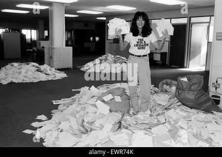 Ghislaine Maxwell, fille de Mirror Group publisher M. Robert Maxwell, tamisage à travers la montagne de 'Draw Coupon' entrées au Maxwell House. 2e septembre 1984. Banque D'Images