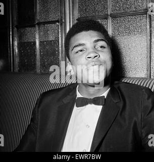 Cassius Clay - Muhammad Ali - Juin 1963 World Heavyweight Champion après sa victoire sur Henry Cooper à l'Empire Stadium, Wembley. Photo de l'Hotel Piccadilly. Banque D'Images