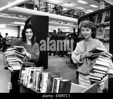 Du personnel supplémentaire peut être nécessaire pour soulager la pression sur les travailleuses et travailleurs de la bibliothèque centrale de Coventry, depuis la bibliothèque vers le site de l'ancienne salle de bal de Tiffany dans le centre-ville, la demande pour ses services a grimpé en flèche. Assistant de bibliothèque sont des cadres photo Banque D'Images