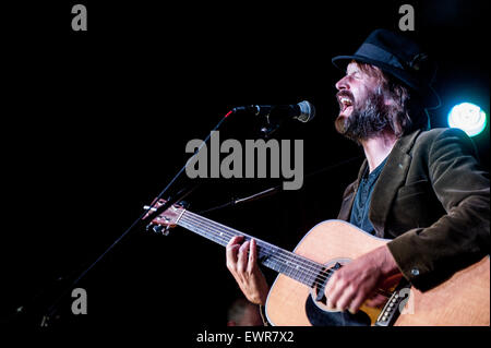 Jon Allen, chanteur auteur-compositeur lance son troisième album Deep River au lieu de demi-lune à Putney, Londres Banque D'Images