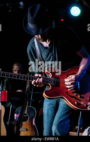 Jon Allen, chanteur auteur-compositeur lance son troisième album Deep River au lieu de demi-lune à Putney, Londres Banque D'Images