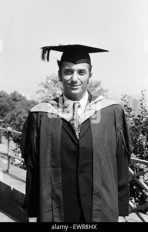 Michael Luvaglio recevant un baccalauréat de l'Université ouverte. En 1967 Michael Luvaglio et Dennis Stafford ont été reconnus coupables du meurtre d'Angus Sibbet, qui a été trouvé mort sur le siège arrière de sa Jaguar dans Pesspool Bridge, South Hetton, Durha Comté Banque D'Images