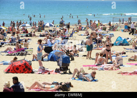 Bournemouth, Royaume-Uni. 30 Juin, 2015. La plage de Bournemouth UK aujourd'hui comme la température atteint 30 degrés. Crédit : John Beasley/Alamy Live News Banque D'Images