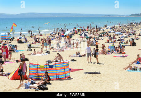 Bournemouth, Royaume-Uni. 30 Juin, 2015. La plage de Bournemouth UK aujourd'hui comme la température atteint 30 degrés. Crédit : John Beasley/Alamy Live News Banque D'Images