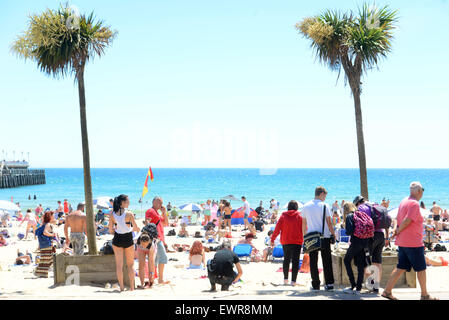 Bournemouth, Royaume-Uni. 30 Juin, 2015. La plage de Bournemouth UK aujourd'hui comme la température atteint 30 degrés. Crédit : John Beasley/Alamy Live News Banque D'Images