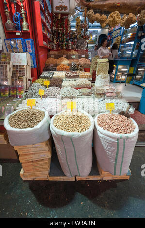 Les écrous et les confiseries en vente dans le Grand Bazar d'Istanbul. Banque D'Images