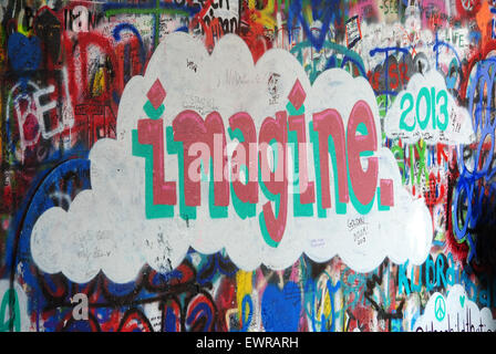 Imaginer tag sur mur de Lennon Banque D'Images