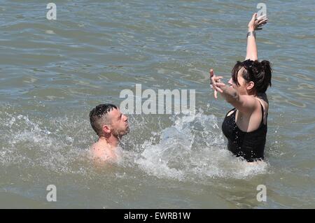 Aberystwyth, Pays de Galles, Royaume-Uni. 30 Juin, 2015. Les personnes bénéficiant de l'beau temps chaud à Aberystwyth , l'ouest du pays de Galles au Royaume-Uni. La température aujourd'hui devrait atteindre plus de 30 degrés C dans certaines parties du sud-est de la Grande-Bretagne , et d'être encore plus chaud demain. Photo : Keith Morris / Alamy Live News Banque D'Images