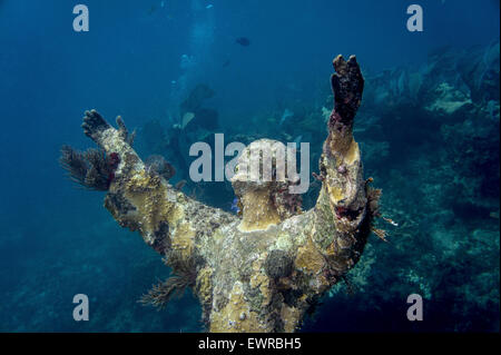 Statue du Christ sous l'eau de l'Abîme, Key Largo, Floride Banque D'Images