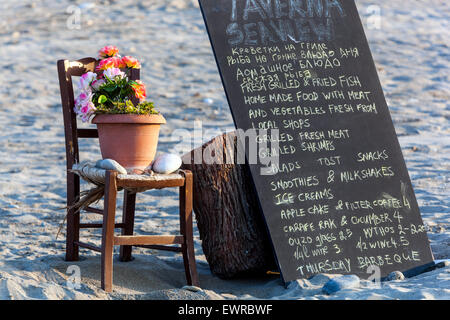 Menu carte invitant pour des visites à la taverne Plage de Réthymnon, Crète, Grèce menu de taverne Banque D'Images