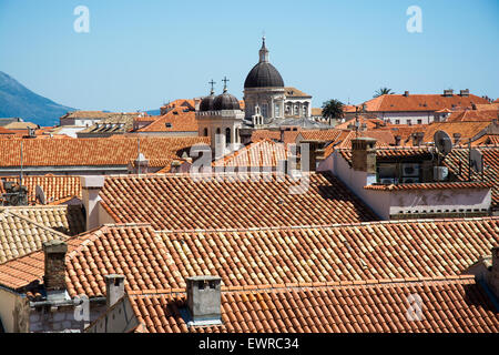 Avec vue sur le toit de la tour du trésor de la cathédrale,mur de la vieille ville de Dubrovnik, Croatie Banque D'Images