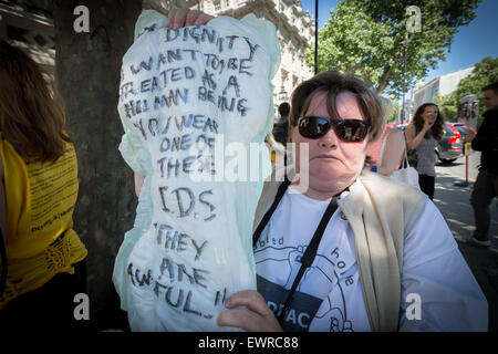 Londres, Royaume-Uni. 30 Juin, 2015. Protestation contre la suppression de la vie indépendante (FIA) par les personnes à mobilité réduite contre les coupures (ATLC) dans la région de Westminster Crédit : Guy Josse/Alamy Live News Banque D'Images