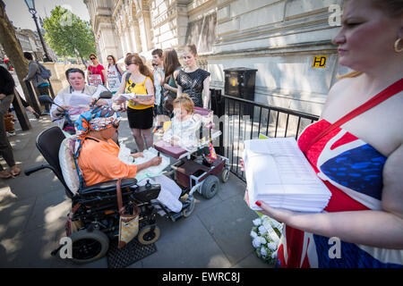 Londres, Royaume-Uni. 30 Juin, 2015. Protestation contre la suppression de la vie indépendante (FIA) par les personnes à mobilité réduite contre les coupures (ATLC) dans la région de Westminster Crédit : Guy Josse/Alamy Live News Banque D'Images
