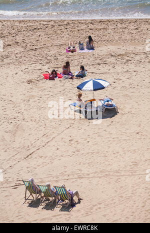 Bournemouth, Dorset, UK 30 juin 2015. Météo France : eau chaude journée ensoleillée à la plage de Bournemouth - sunseekers affluent à la station à la hausse des températures et prévisions canicule Crédit : Carolyn Jenkins/Alamy Live News Banque D'Images