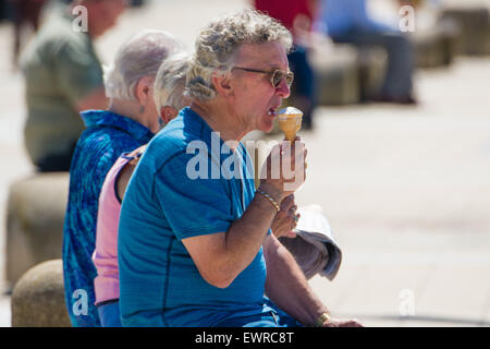 Pays de Galles Aberystwyth UK. Le mardi 30 juin 2015 Les personnes bénéficiant de l'beau temps chaud à Aberystwyth , l'ouest du pays de Galles au Royaume-Uni. La température aujourd'hui devrait atteindre plus de 30 degrés C dans certaines parties du sud-est de la Grande-Bretagne , et d'être encore plus chaud demain. Photo : Keith Morris / Alamy Live News Banque D'Images