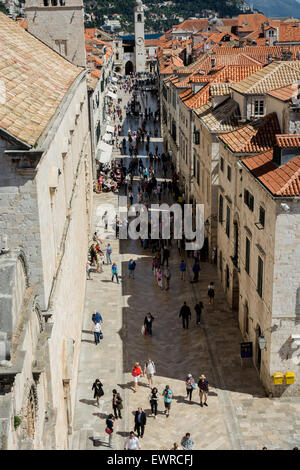 Stradun placa avec horloge tour en arrière-plan d'un mur de la vieille ville de Dubrovnik, Croatie Banque D'Images