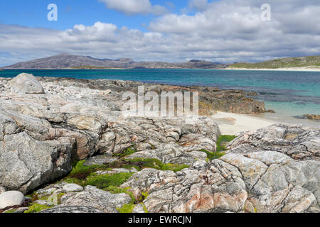 Vue sur le continent écossais de l'île de l'escarpe sous le soleil d'été Banque D'Images