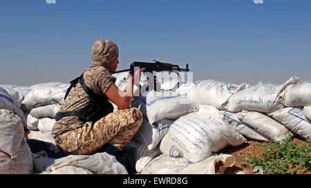 Mare, Aleppo, République arabe syrienne. 5 juin, 2015. Un combattant de l'Armée syrienne libre's Brigade Al-Tawhid prend une position à la frontière avec la ville Dabiq, le bastion des combattants d'ISIS, dans la Mare' city dans le nord d'Alep, le 30 juin 2015 © Al-Halbi Ameer APP/Images/ZUMA/Alamy Fil Live News Banque D'Images