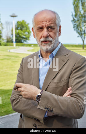 Heiligendamm, Allemagne. 29 Juin, 2015. L'acteur italien Toni Servillo pose en marge du tournage de la production franco-italienne du film 'Le Confessioni' à Heiligendamm, Allemagne, 29 juin 2015. Le thriller est pour célébrer sa première mondiale au festival du film de Cannes en 2016. Photo : GEORG WENDT/dpa/Alamy Live News Banque D'Images