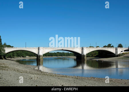 Chiswick bridge, traversant la Tamise, vu à marée basse à partir de Rome 2 Banque D'Images